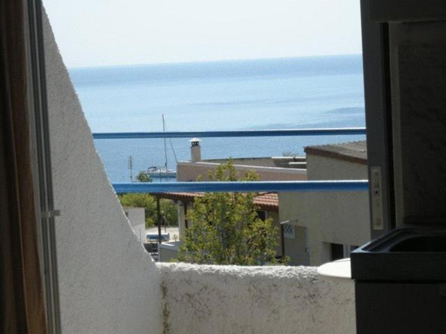 Efrosyni Apartments Agia Marina  Luaran gambar